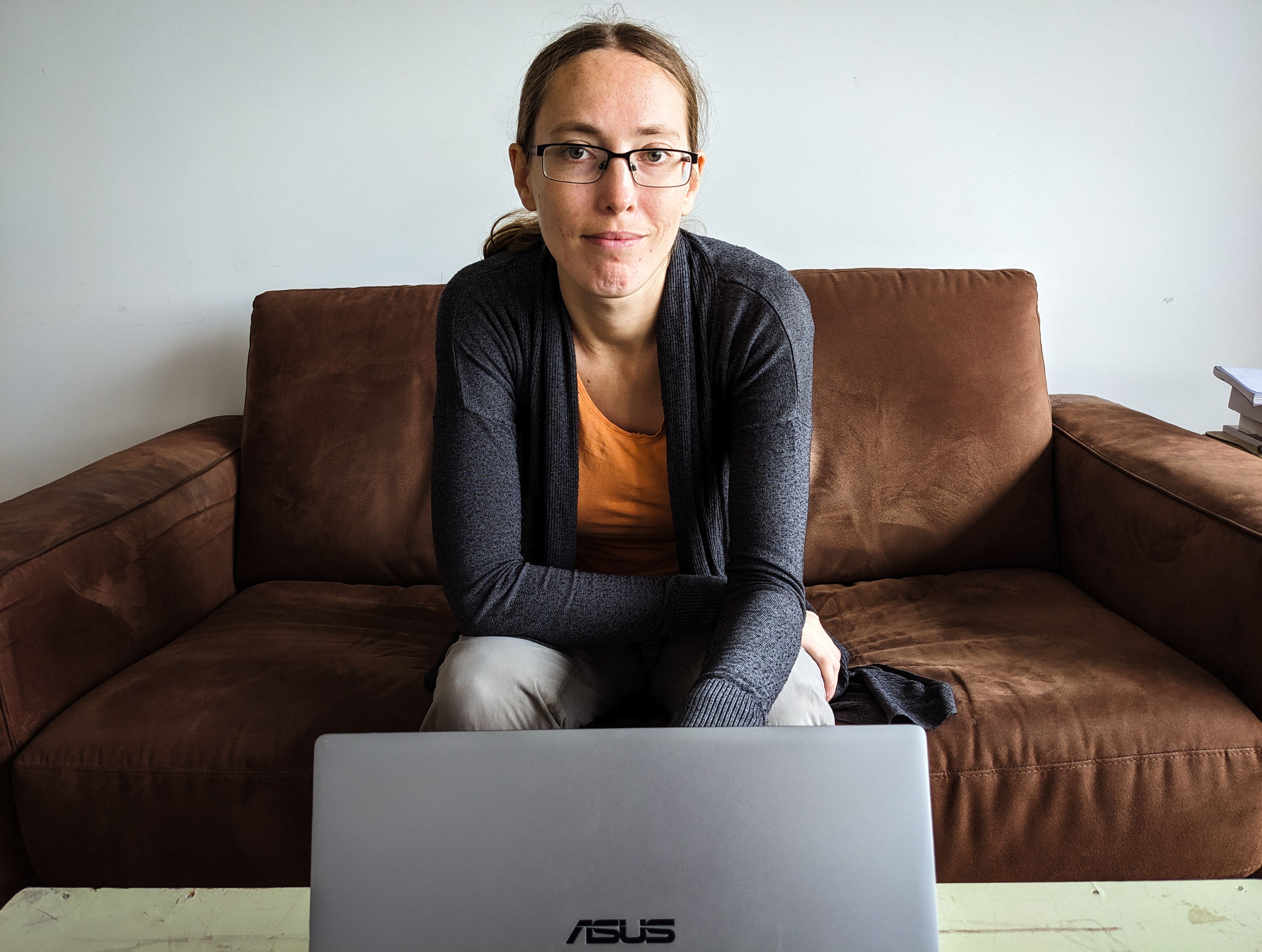 Janneke with her laptop on the couch